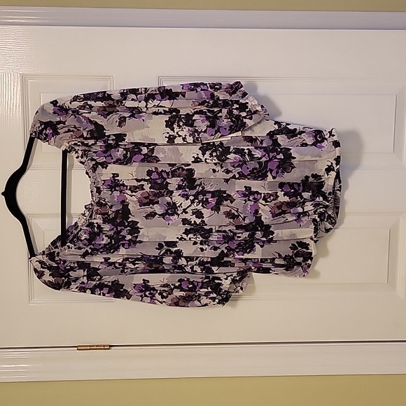 Beautiful floral jersey top by a.n.a. Size is a 1x. - Picture 1 of 4